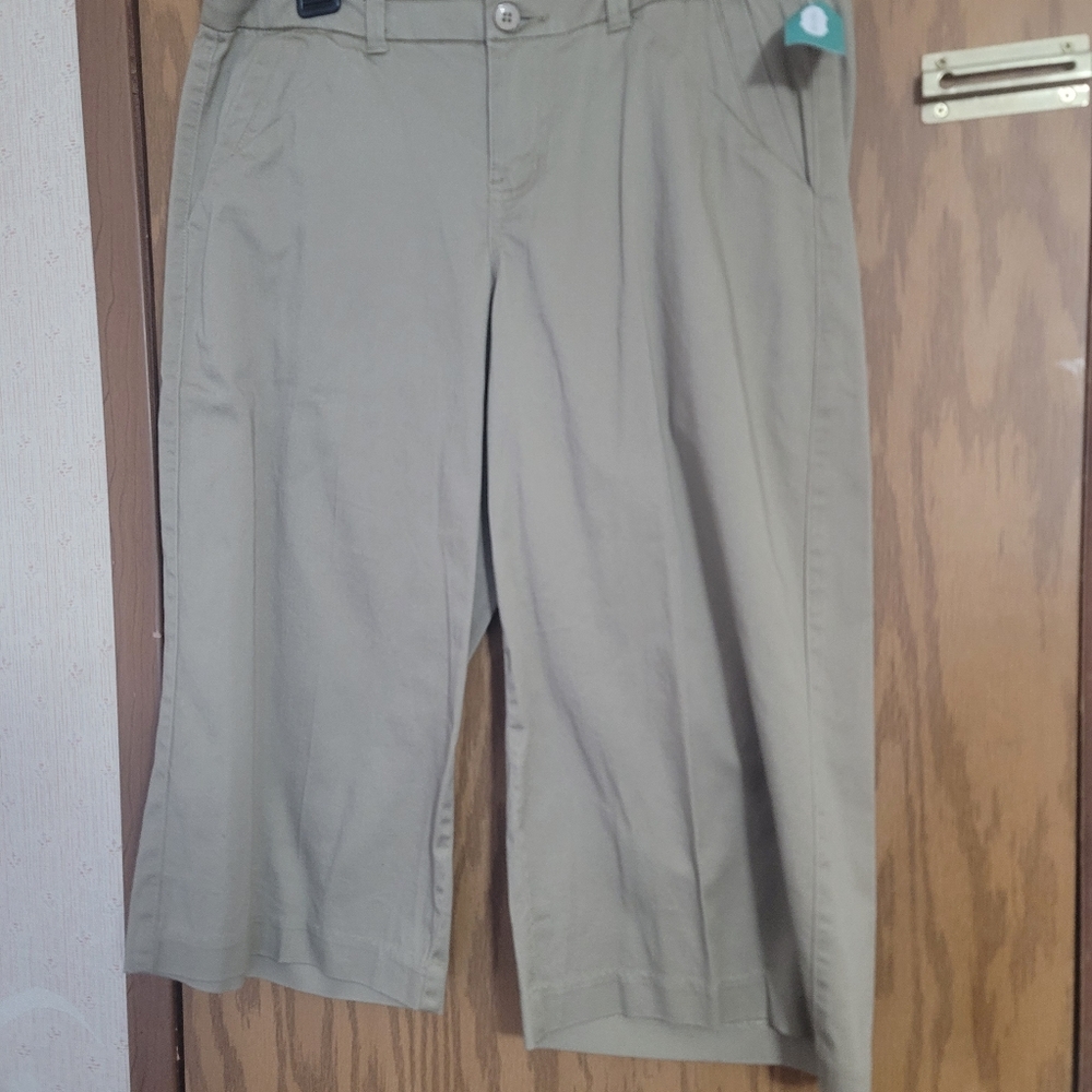 Maurices Juniors Khaki Capri Pant: NWT: SZ 5/6